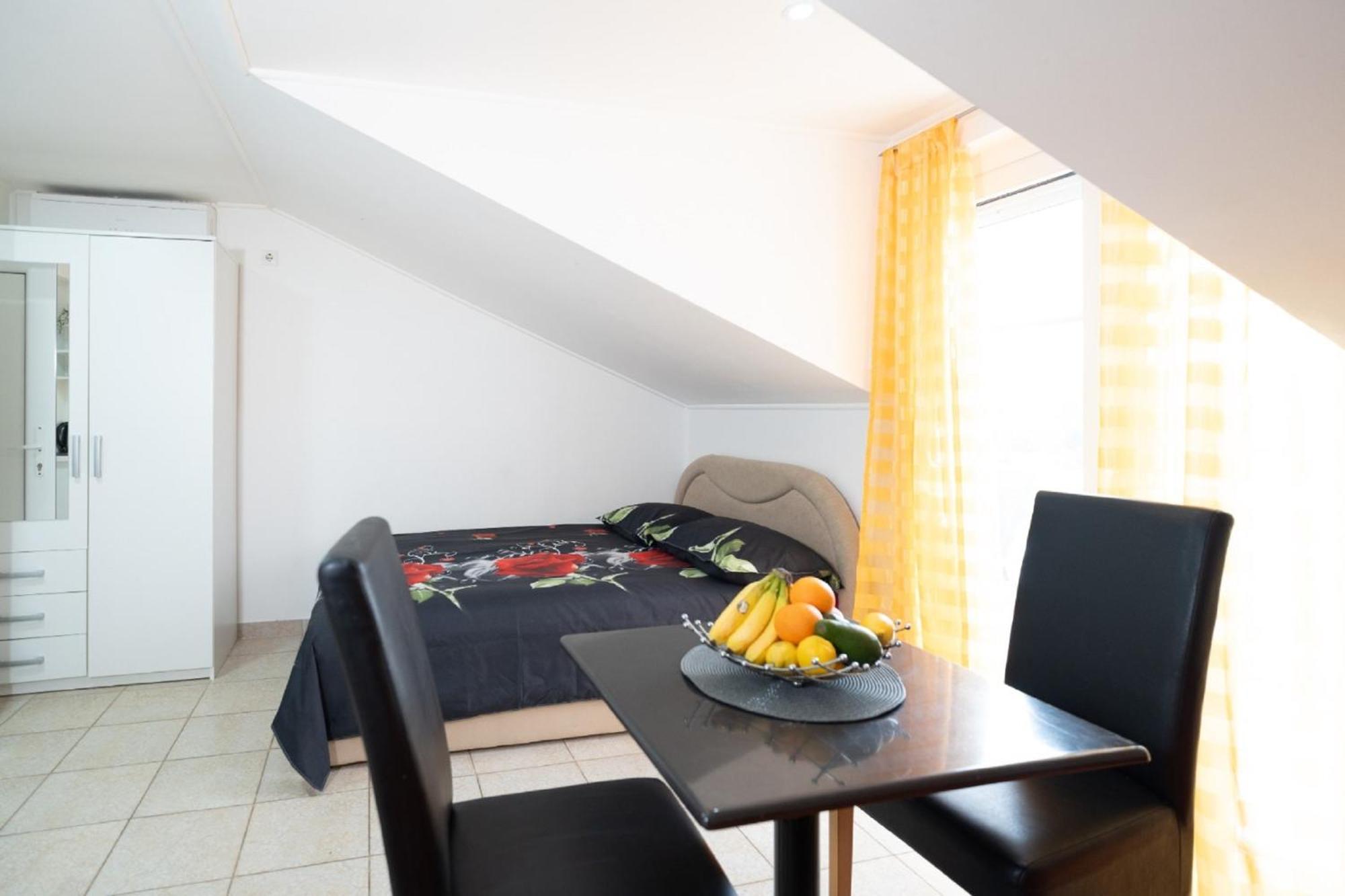 Apartments Milic Ґорні Карин Екстер'єр фото