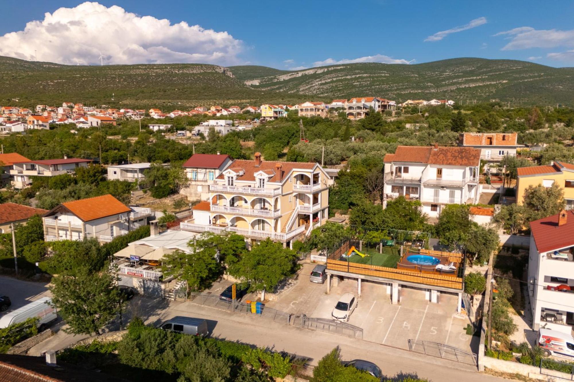 Apartments Milic Ґорні Карин Екстер'єр фото