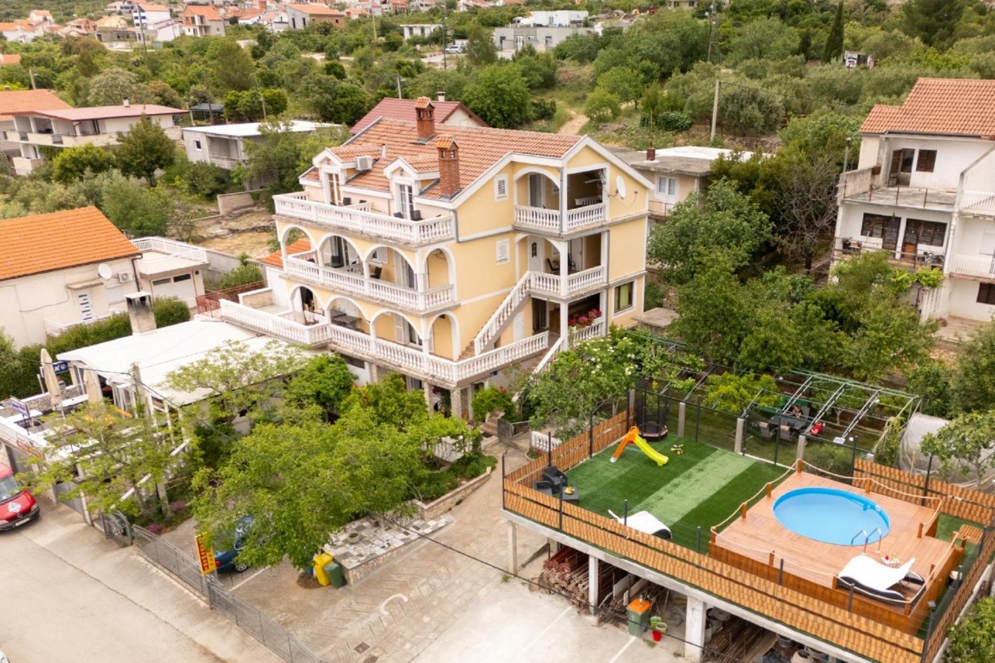 Apartments Milic Ґорні Карин Екстер'єр фото