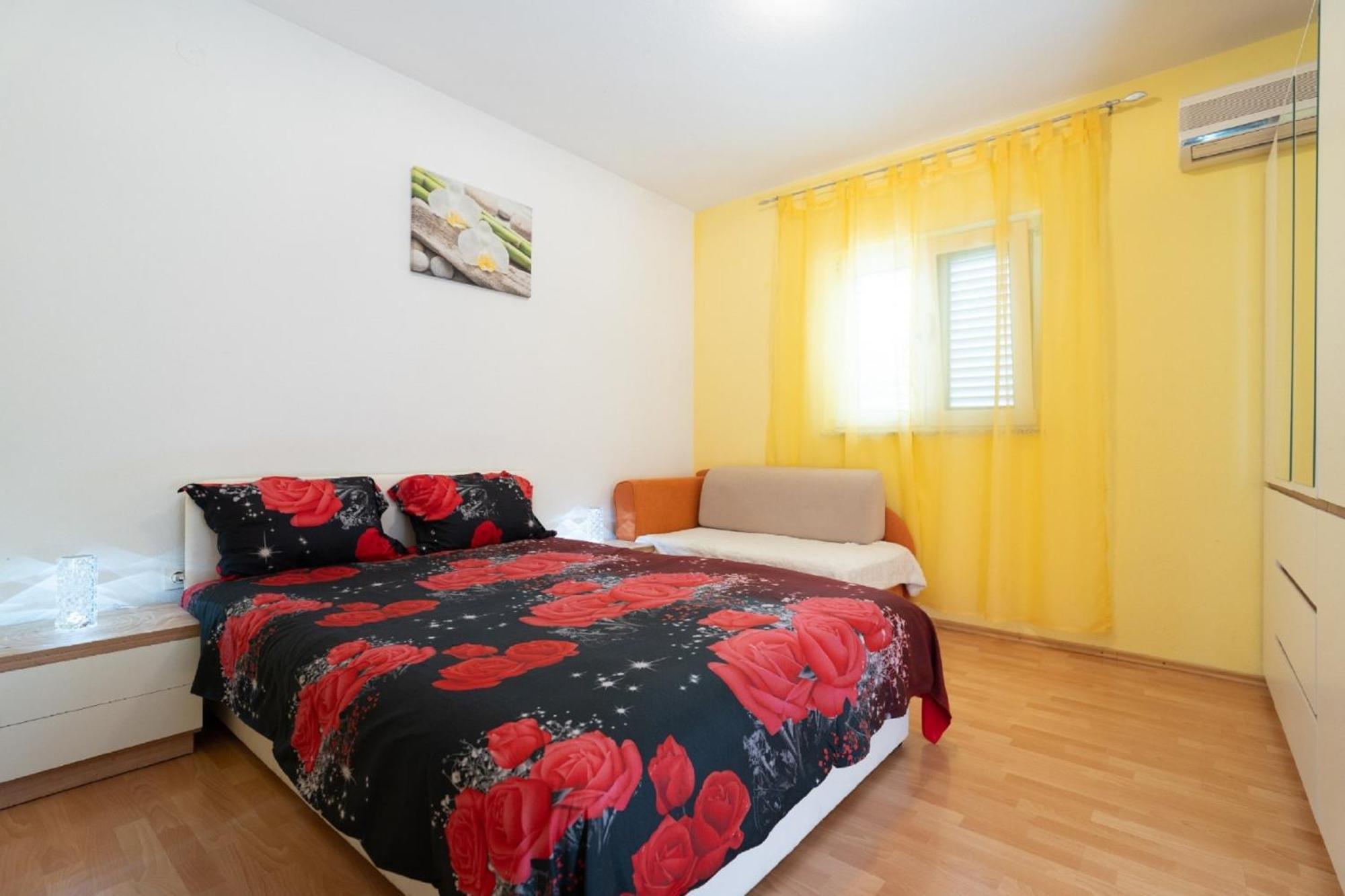 Apartments Milic Ґорні Карин Екстер'єр фото