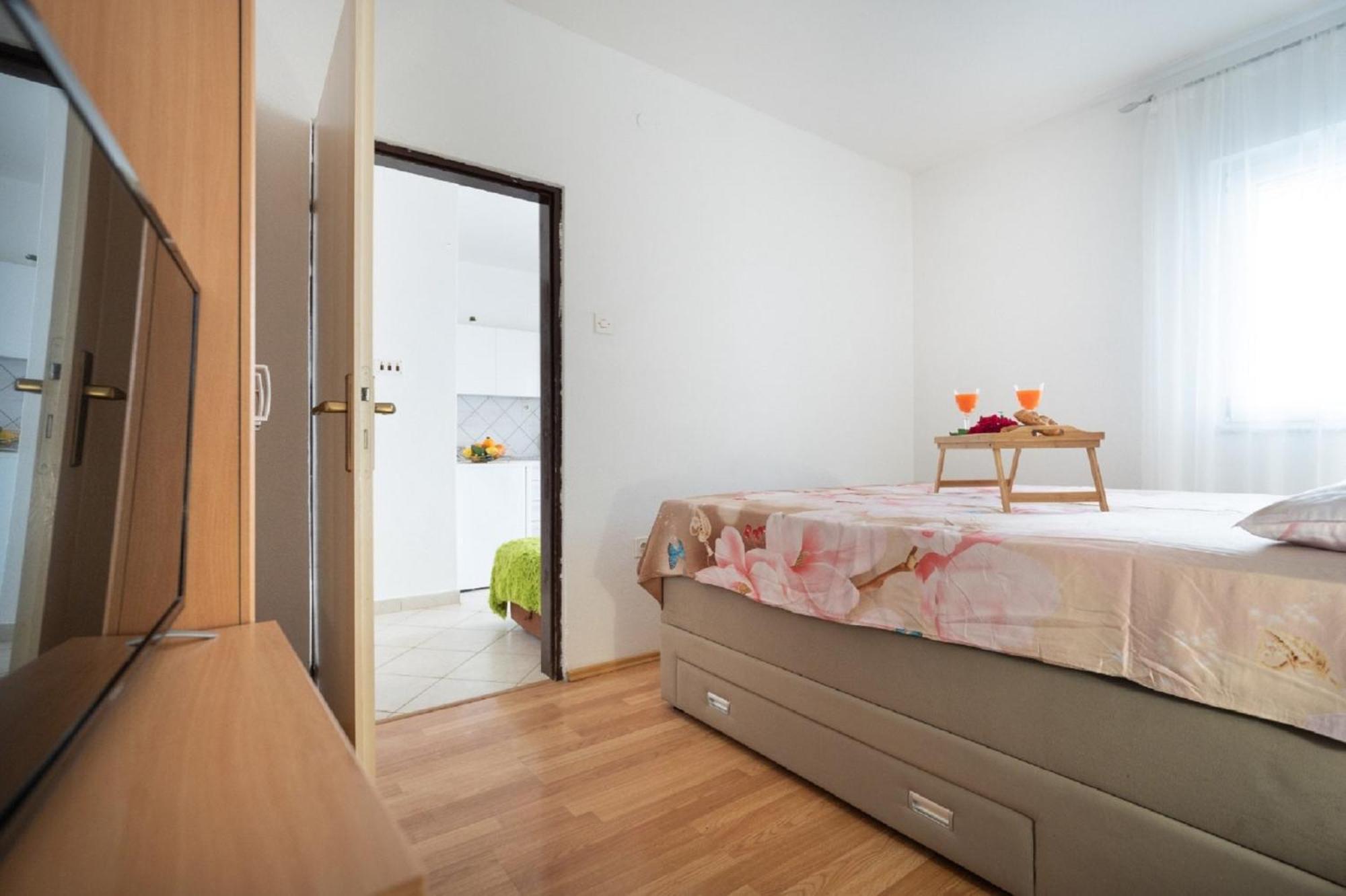 Apartments Milic Ґорні Карин Екстер'єр фото