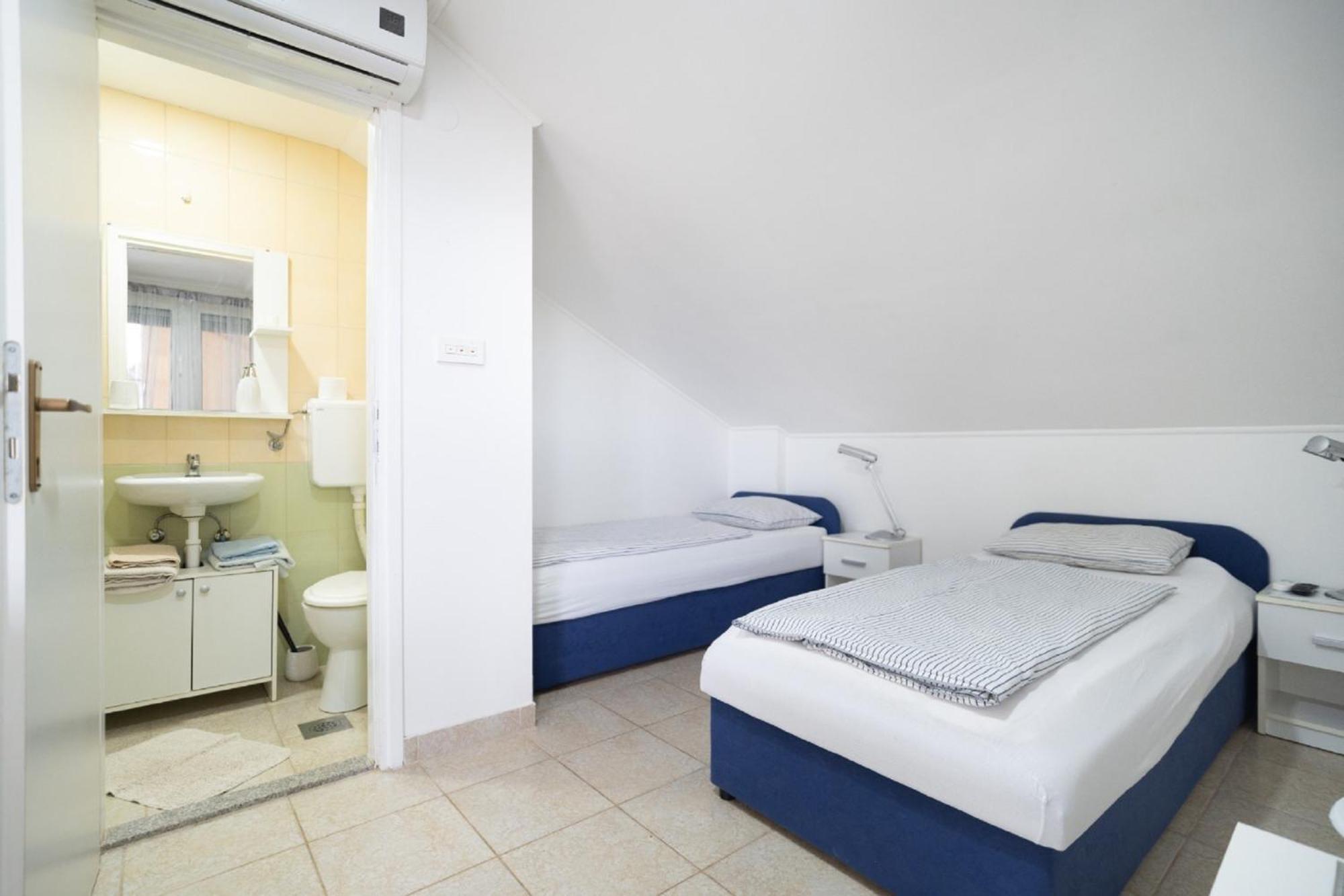 Apartments Milic Ґорні Карин Екстер'єр фото